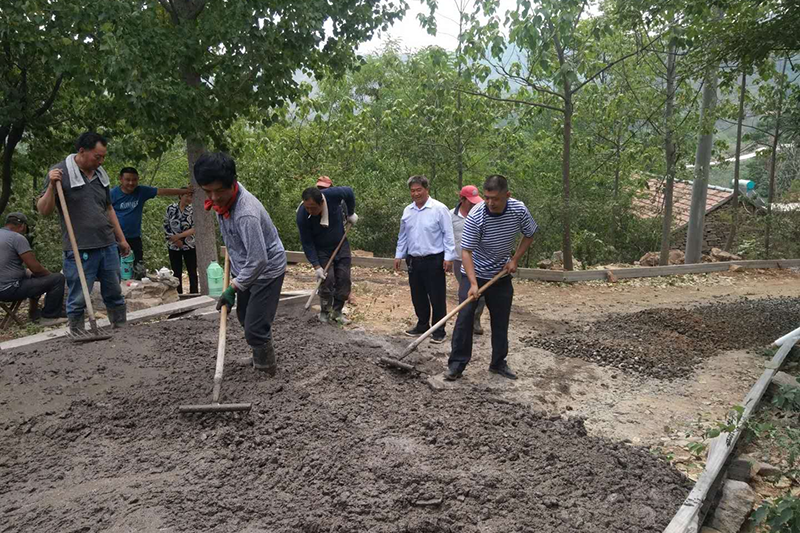 赵海清同志在致富路施工一线